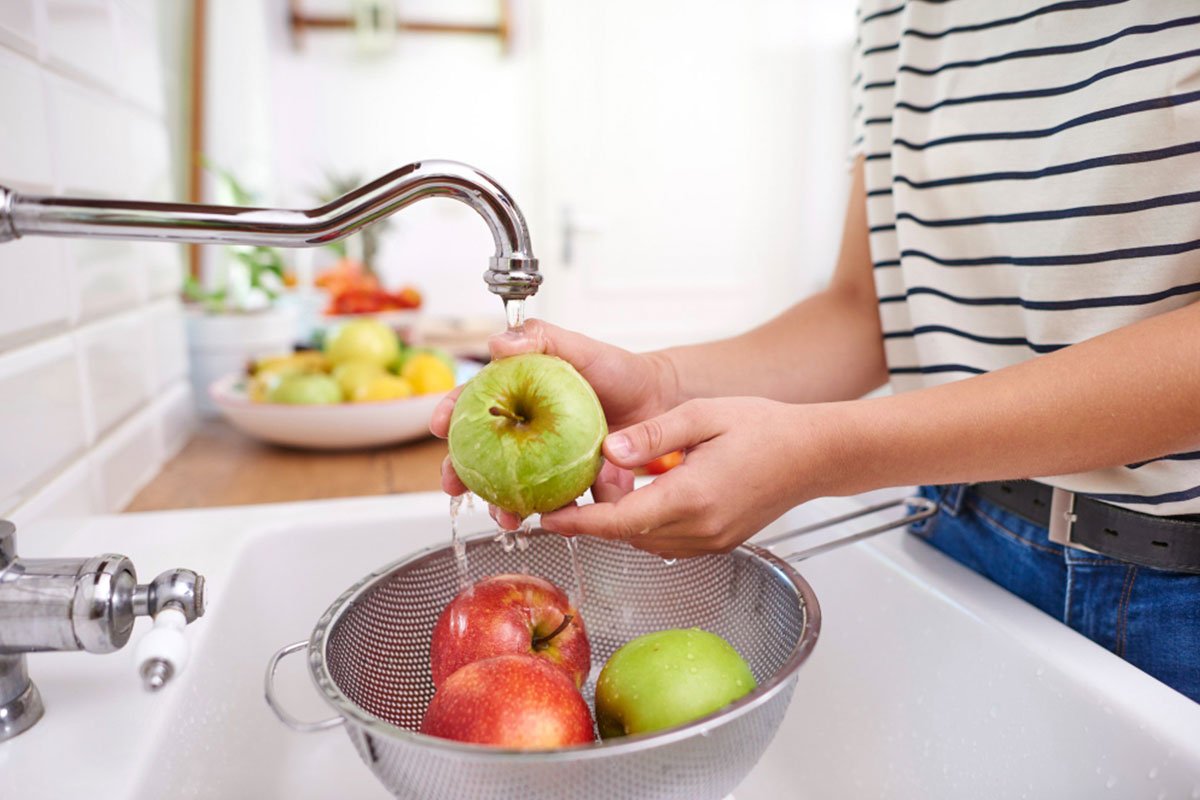 6 Langkah Mudah Mencuci Buah dan Sayur Menurut Ahli