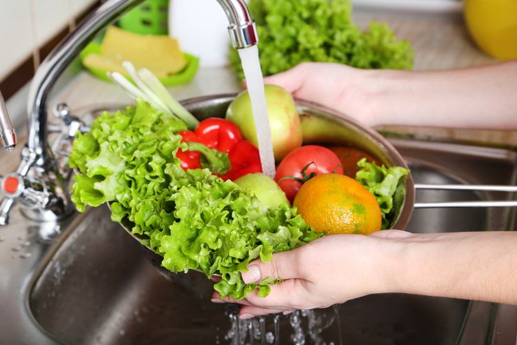 mencuci buah dan sayur sebelum dimakan
