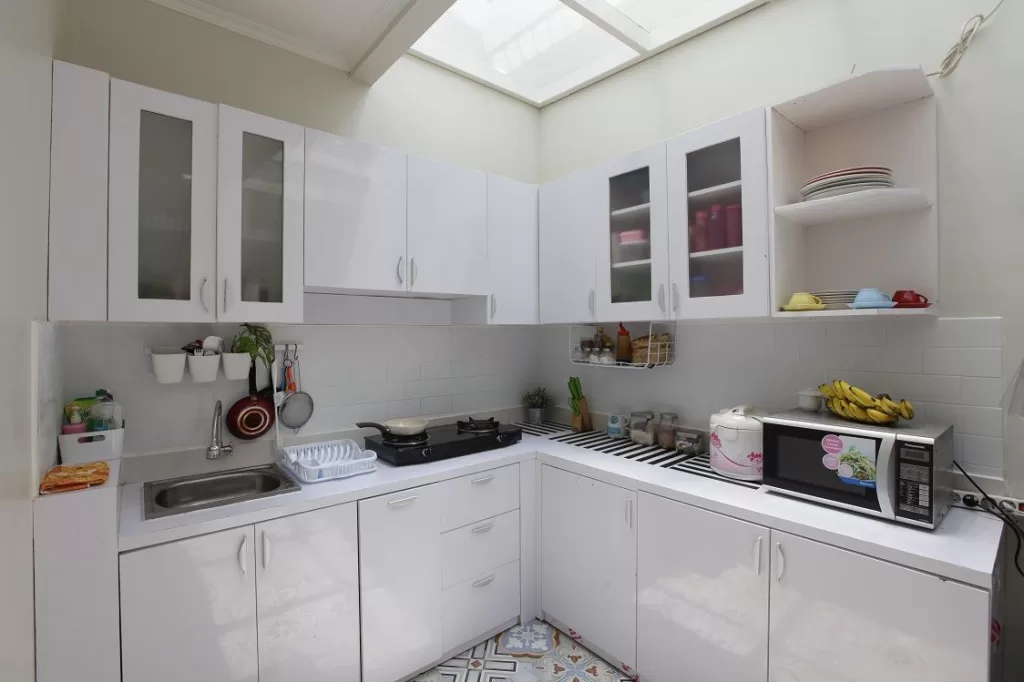 Dapur skylight serba putih
