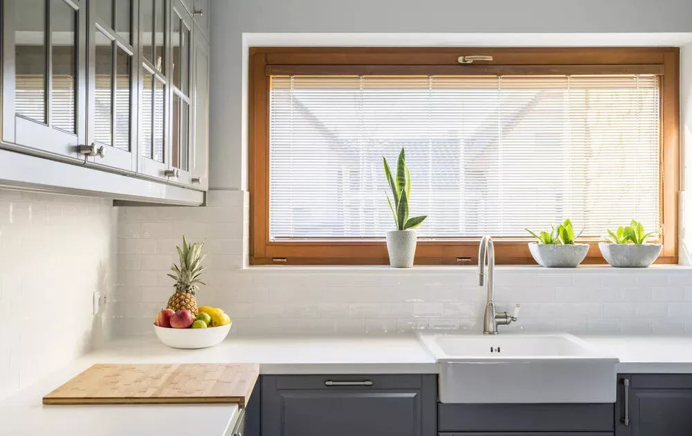 dapur minimalis kecil dengan jendela dan sinar matahari