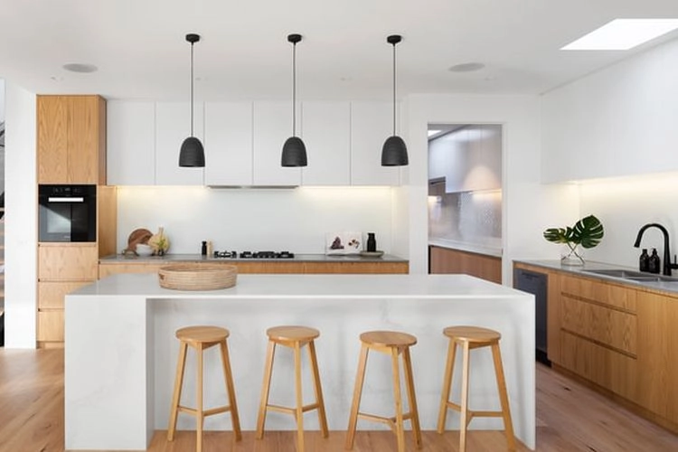 Dekorasi lampu brass yang berada di dapur minimalis