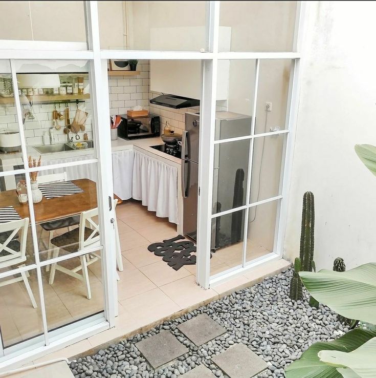 dapur minimalis terbuka dengan pintu sling door