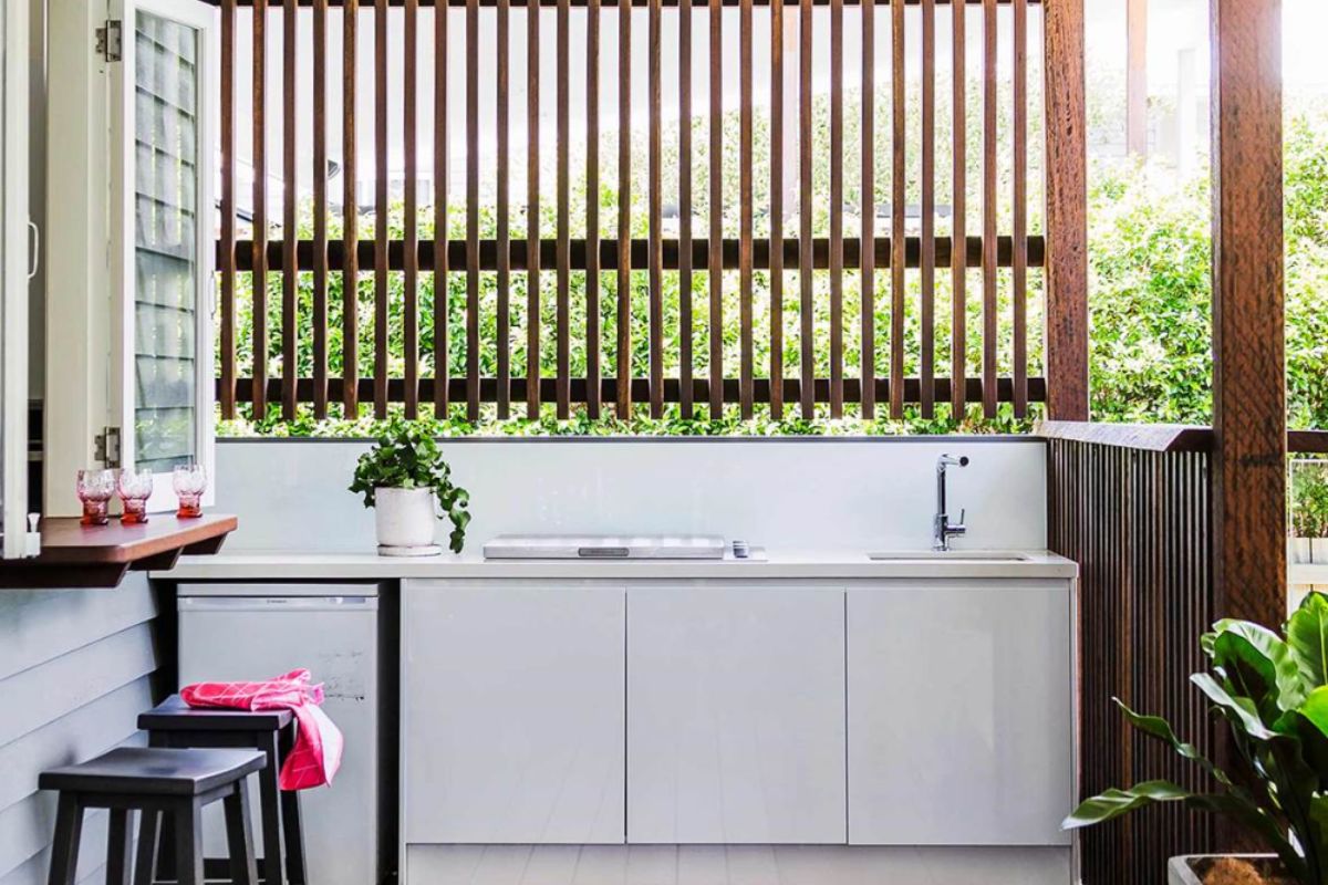 dapur minimalis terbuka dengan pagar kayu