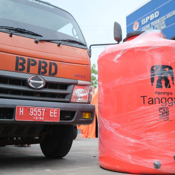 pennyu mengirim bantuan korban banjir demak