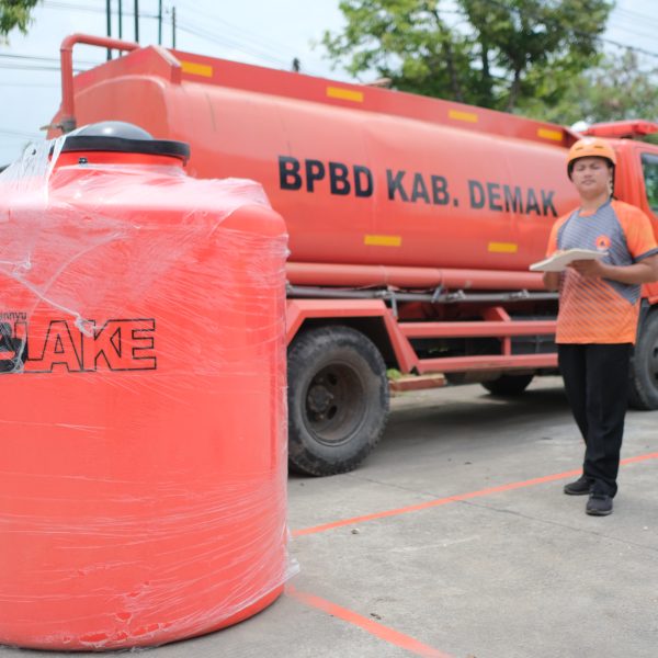 mengirim bantuan korban banjir demak