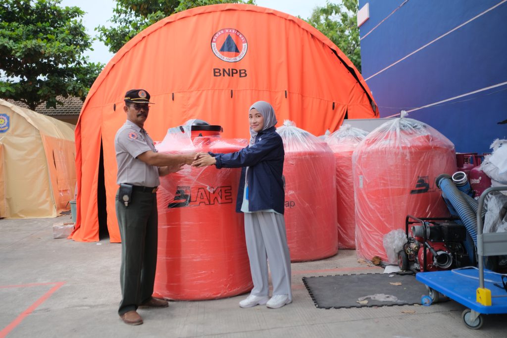 mengirim bantuan korban banjir demak