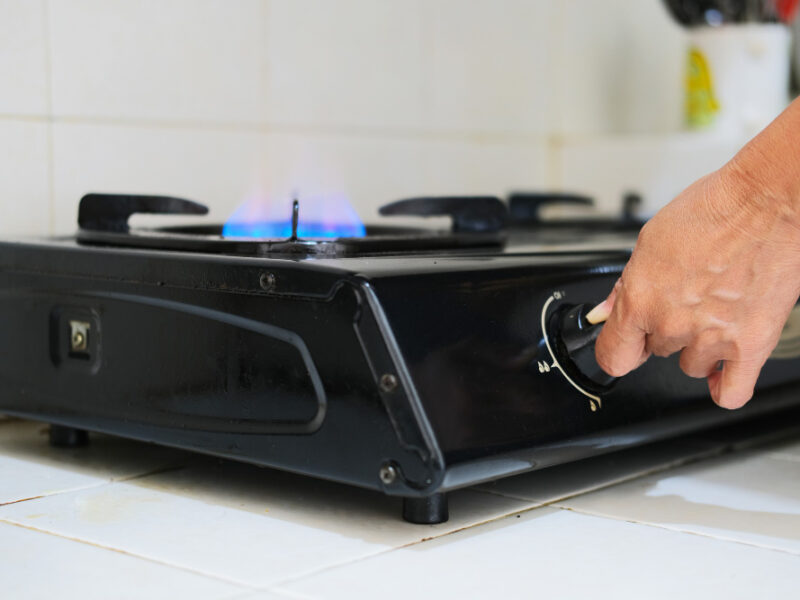 kompor berbahan bakar biogas ramah lingkungan untuk memasak makanan di rumah