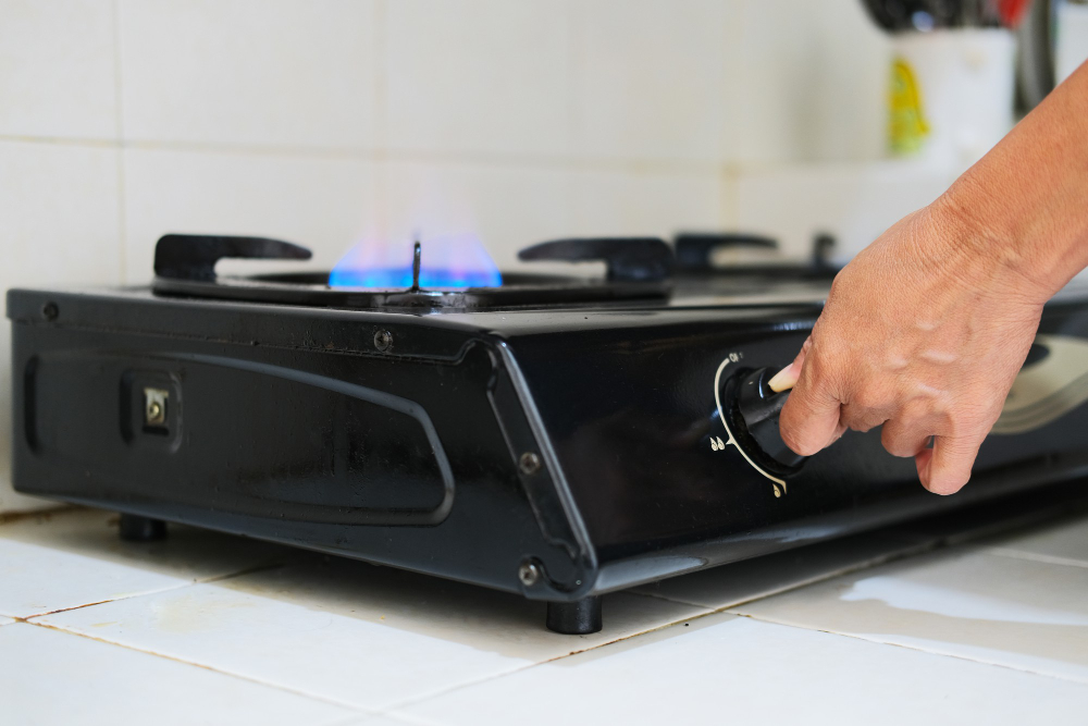 kompor berbahan bakar biogas ramah lingkungan untuk memasak makanan di rumah