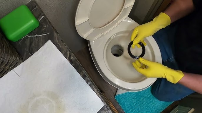 Seal toilet rusak menyebabkan bau menyengat