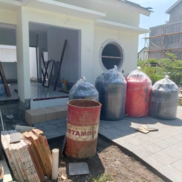 Pengiriman Tangki Air Pennyu ke lokasi konstruksi perumahan Ghara Naura siap instalasi