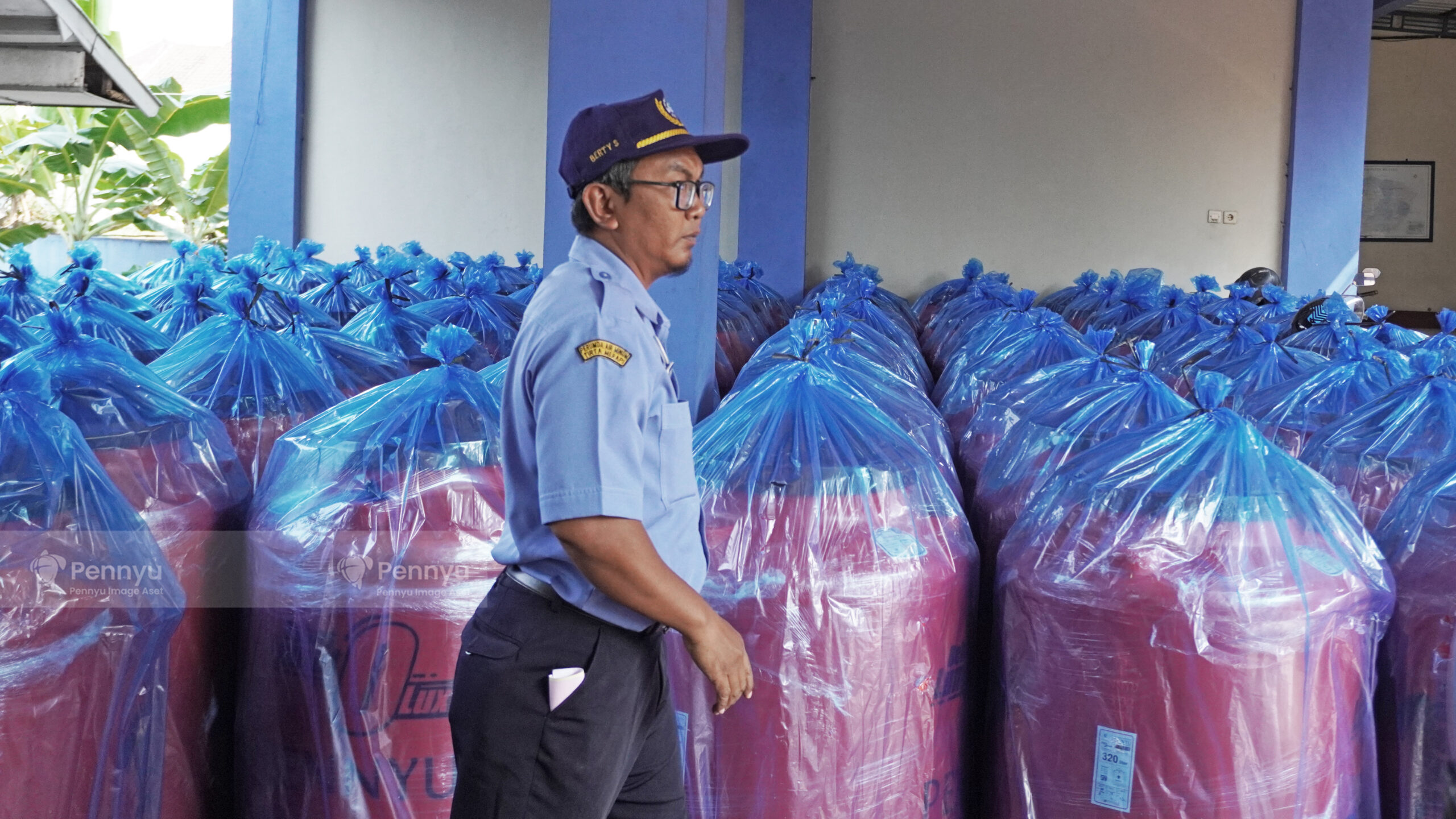 Pengiriman massal Tangki Air Pennyu terbungkus plastik biru siap didistribusikan ke proyek