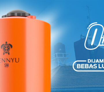 Tangki air Pennyu warna oranye dengan label Bebas Lumut