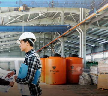 Pekerja kontraktor di area industri dengan tangki air berukuran besar dari Pennyu