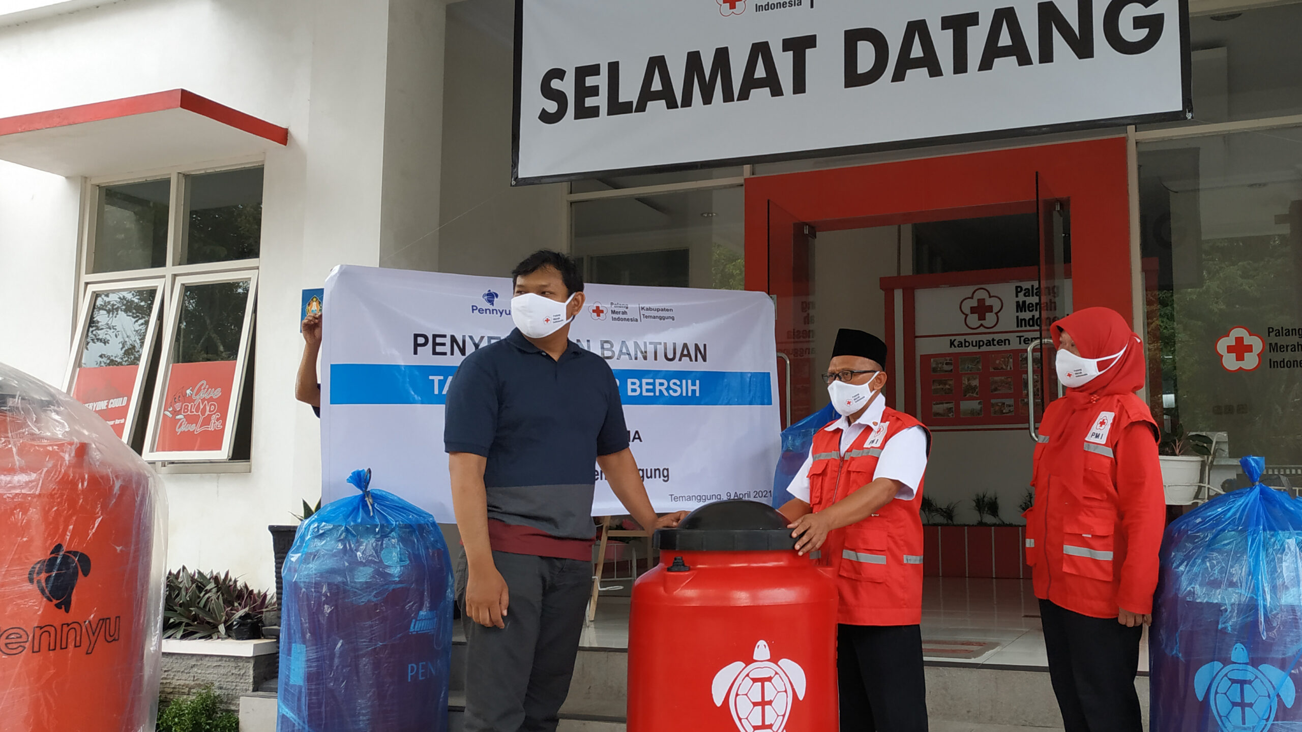 Tim proyek tangki air untuk tender pemerintah dengan produk bersertifikasi SNI