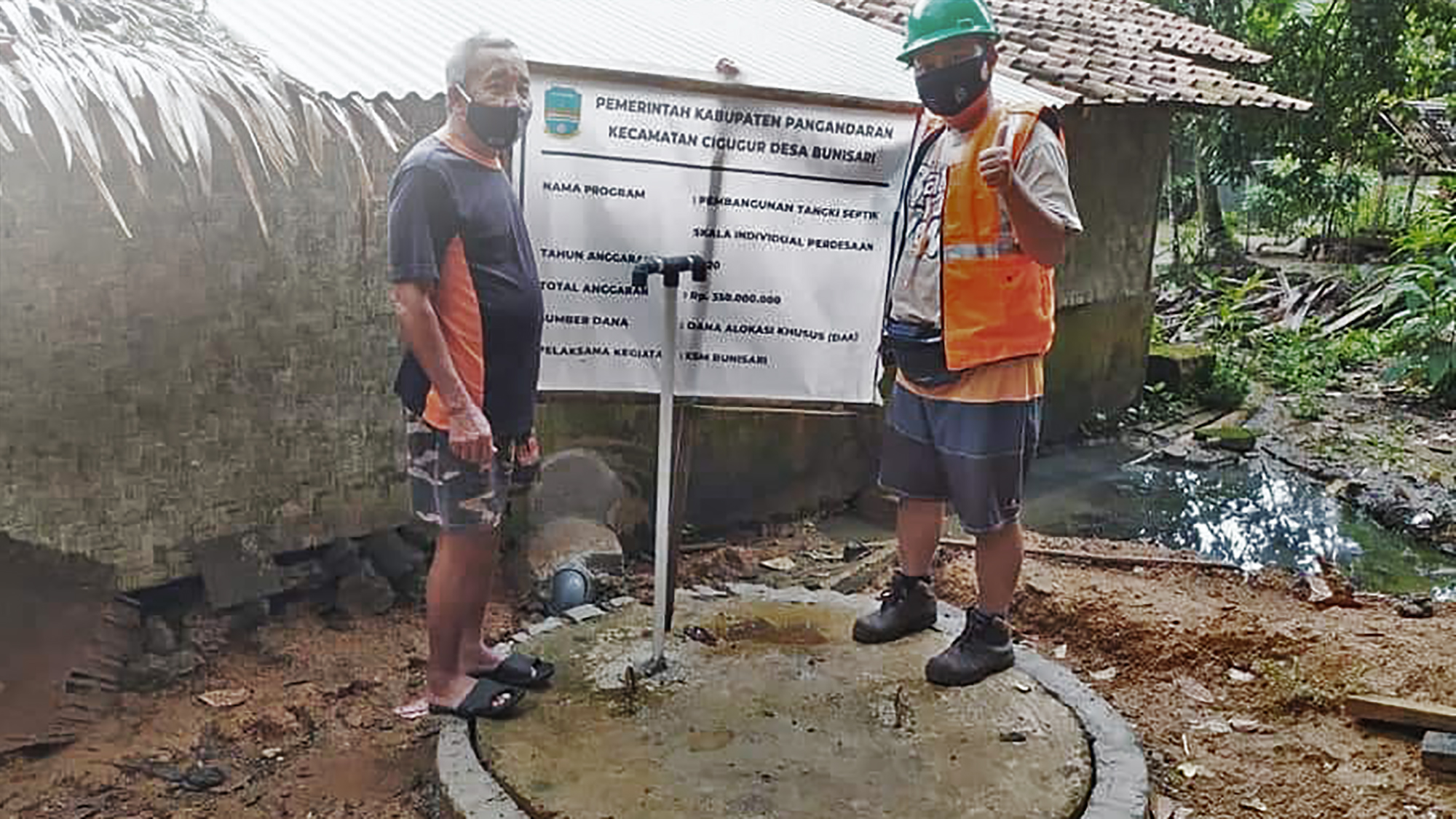 Terdapat dua orang antara vendor dan konsumen, yang sedang melakukan pengecekan setelah pemasangan Pennyu Bio Septic Tank