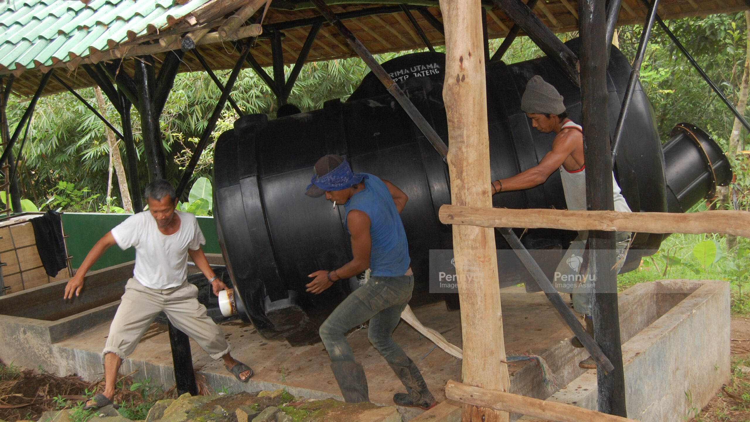 Tiga orang yang sedang melakukan instalasi produk Pennyu Biogas Digester