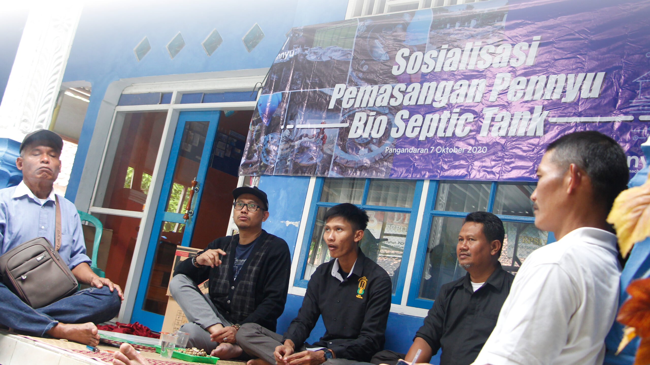 beberapa orang yang sedang melakukan sosialisasi terkait pemasangan Pennyu Bio Septic Tank