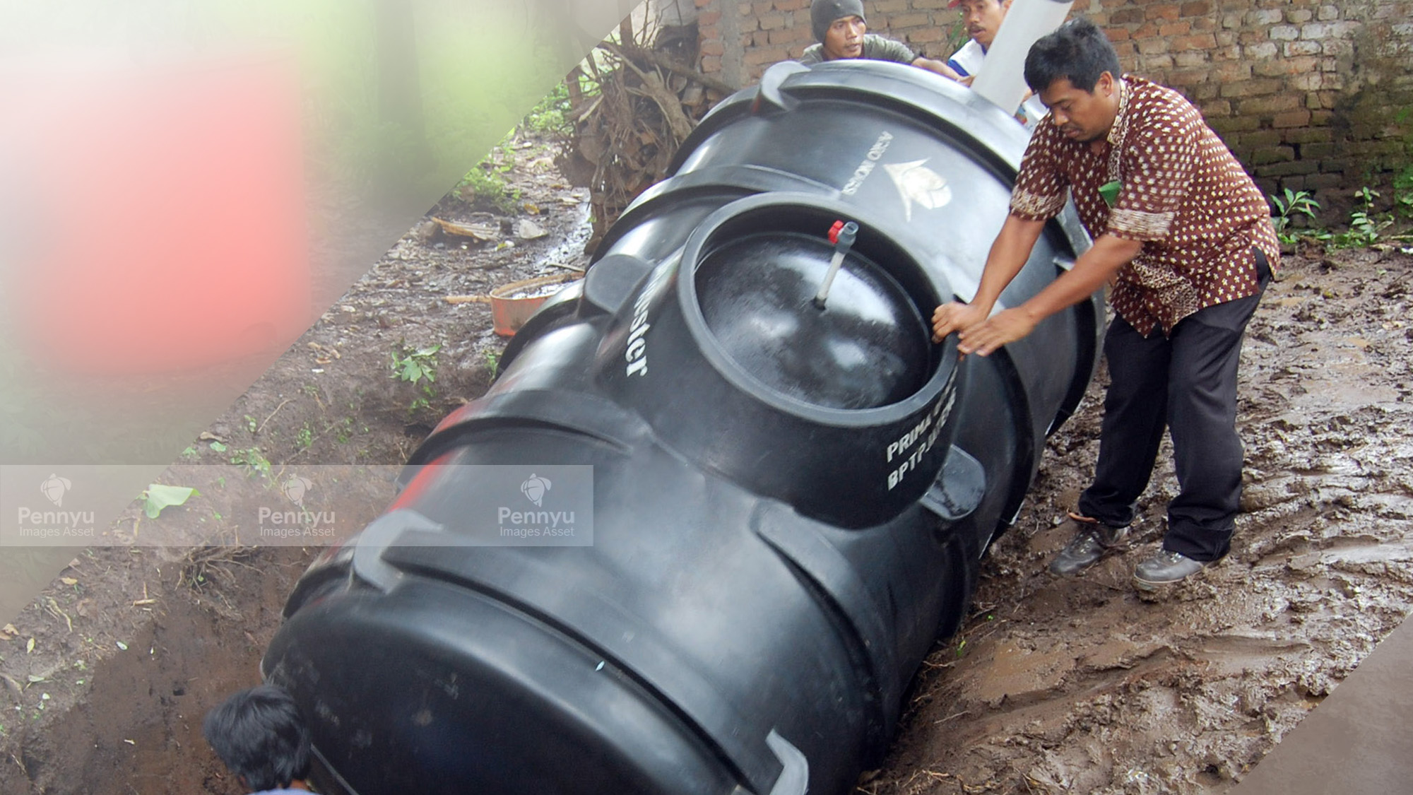 Tiga orang yang sedang melakukan instalasi produk Pennyu Biogas Digester