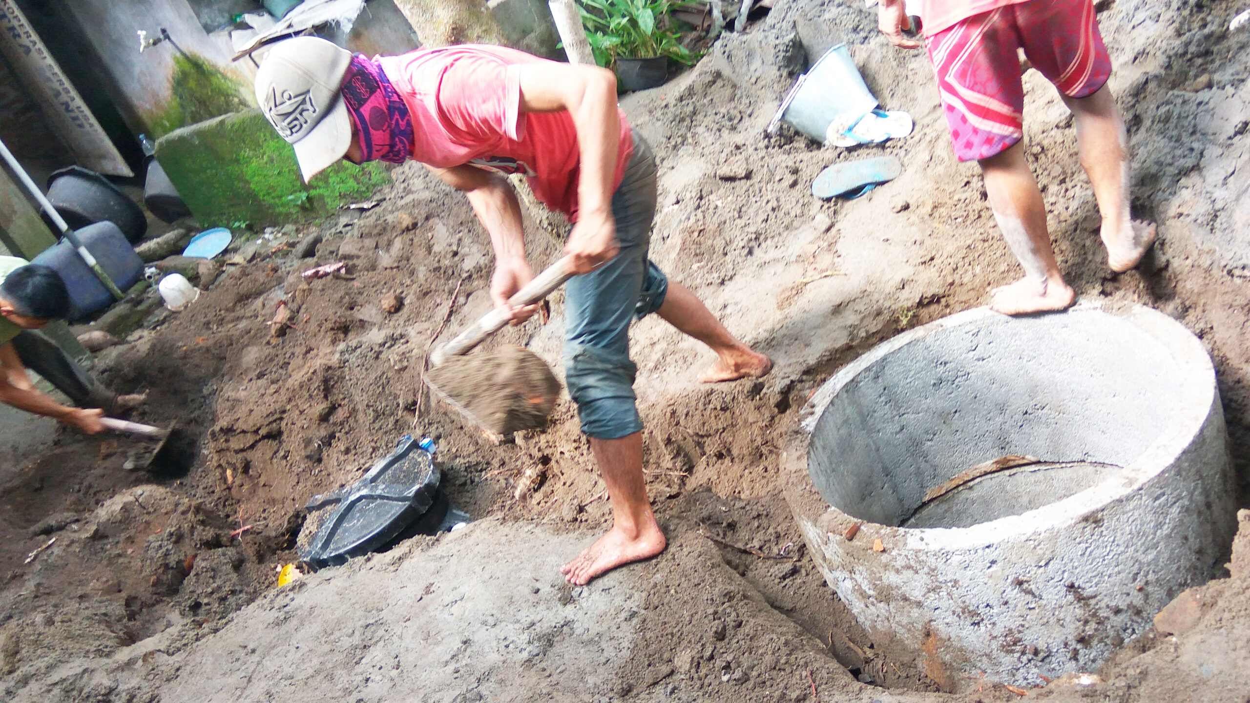 Beberapa orang sedang melakukan penggalian untuk lokasi penempatan Pennyu Bio Septic Tank