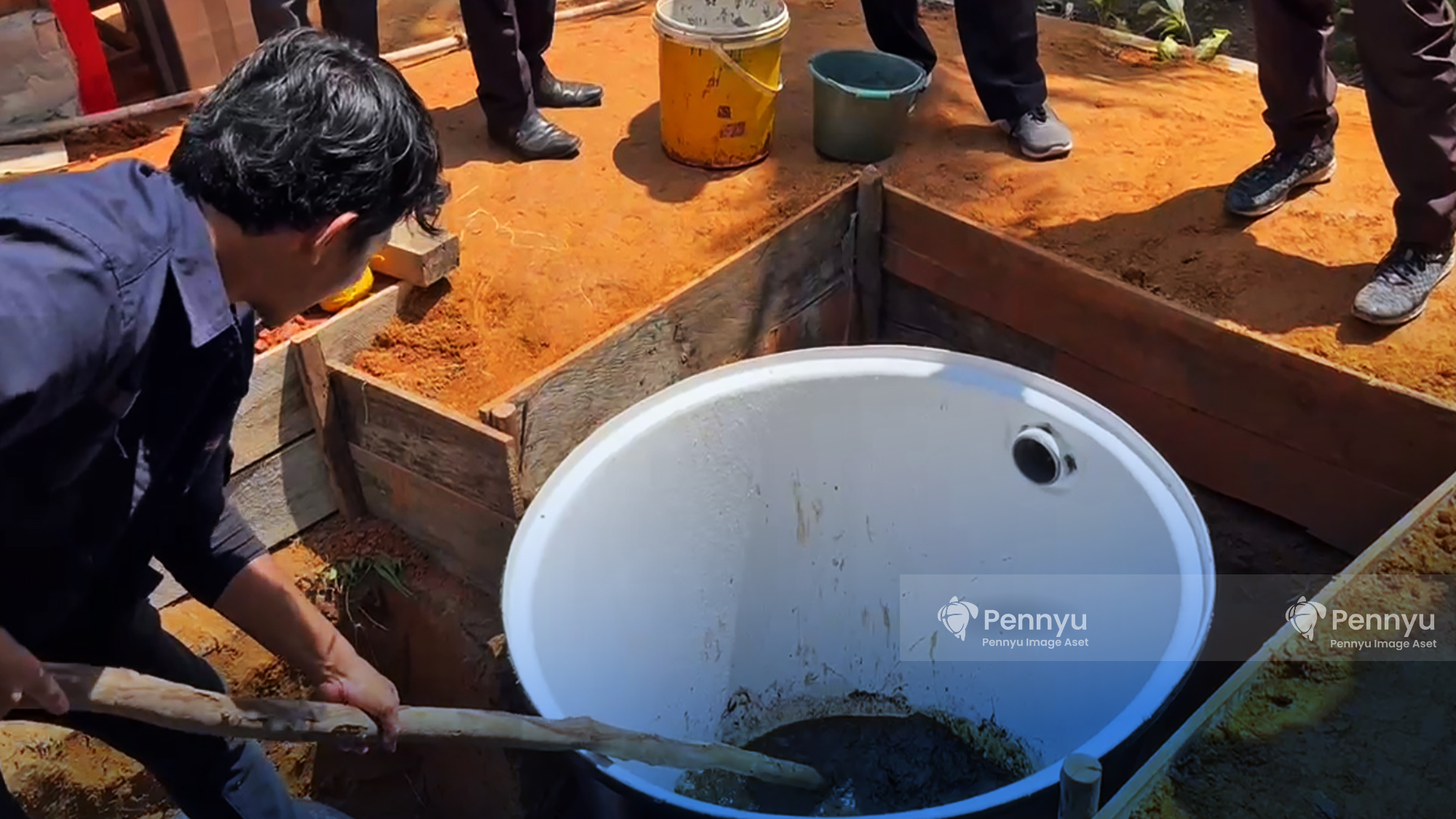 Beberapa orang sedang melakukan pengecekan Pennyu Biogas Digester yang sudah terpasang