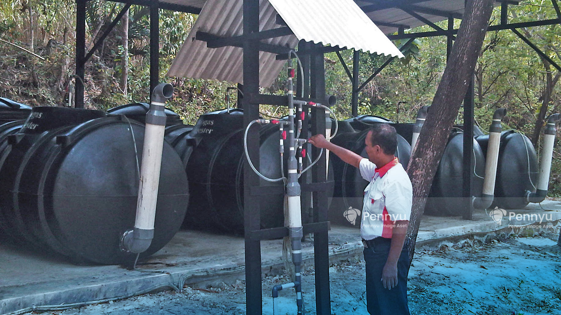 Orang yang sedang melakukan pengecekan terhadap Pennyu Biogas Digester