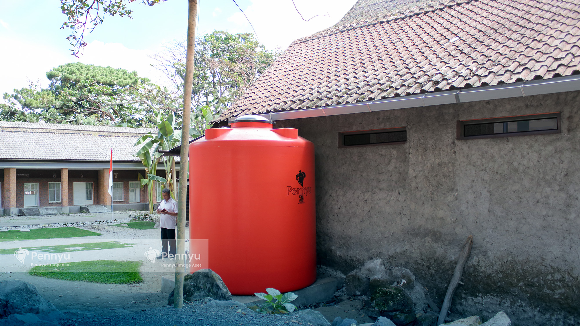 Produk tandon air pennyu yang sudah terpasang pada salah satu sekolah rakyar